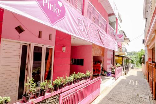 Ngaglik House | Welcoming Pinky Guest House Batu: Ideal for Families