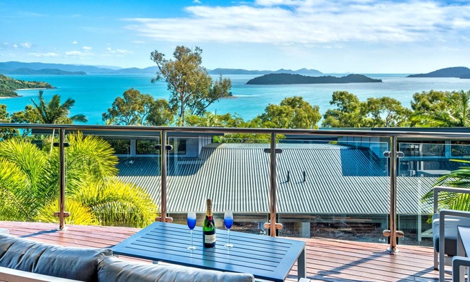 Hamilton Island Apartment | Seaview Apartment at Pinnacle 9 with Pool & Family Amenities
