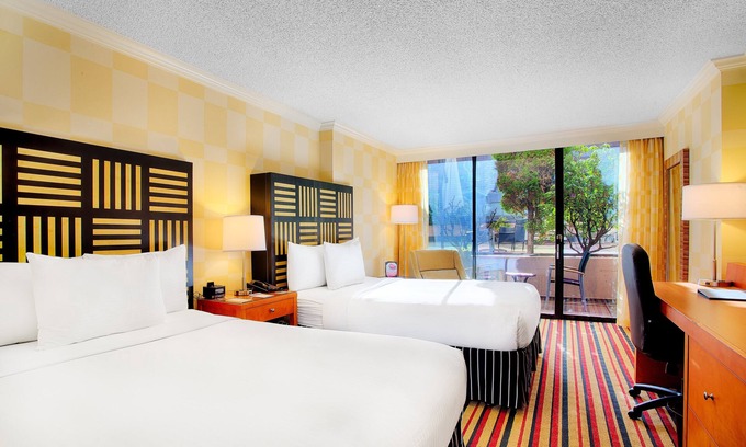 Coal Harbour Hotel | Elegant Pinnacle Hotel Harbourfront with Pool & Spa