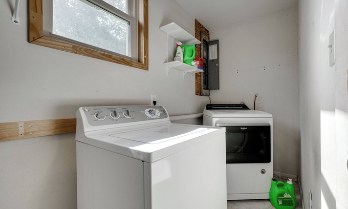 Ferndale House | Discover Pinnacle Point: Deck Views & Hot Tub Near Mountains