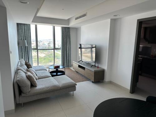 Al Ghubrah Ash Shamaliyyah Apartment | Modern Apartment with Pool and Oceanfront Views