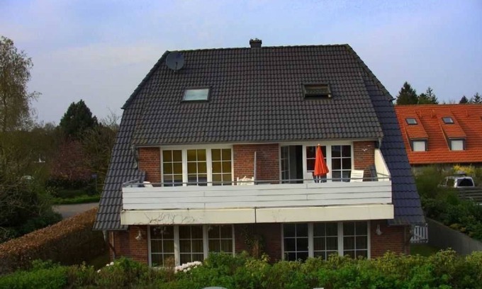 Dangast Apartment | Oceanfront Retreat: Pinne, Haus am Watt with Scenic Views