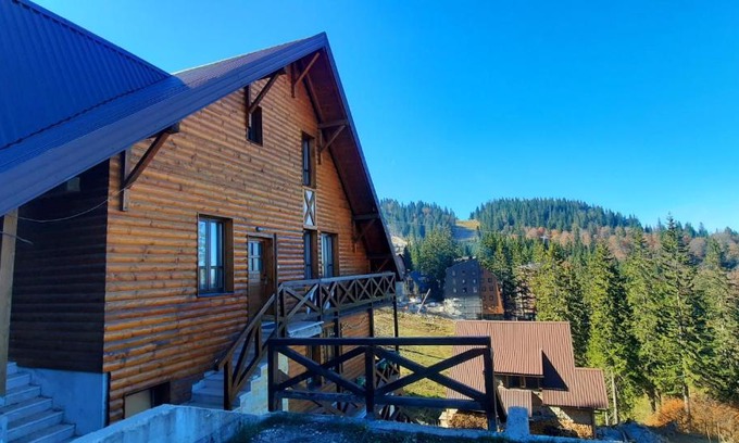 Jahorina Apartment | Top-Rated Pino Apartman Jahorina with Hot Tub & Breakfast