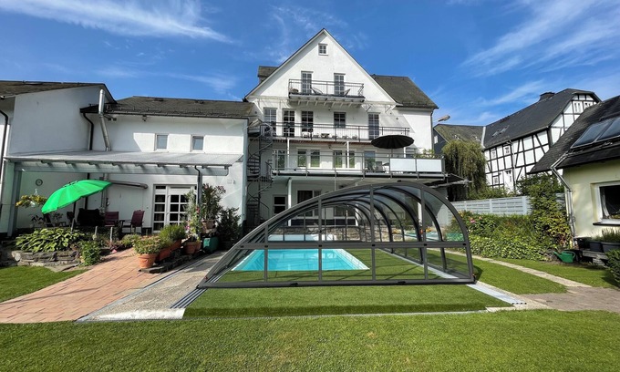 Hallenberg Apartment | Pino24 Comfort: Spacious Apartment with Pool & Ocean Views