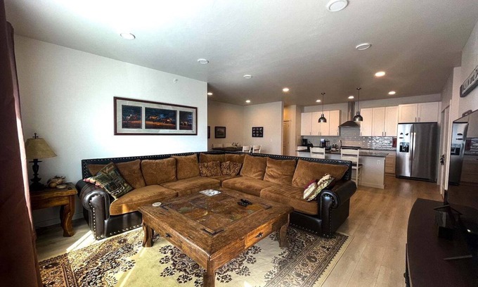 Livingston Apartment | Guest Rated 10/10: Pins Nest with Kitchen & Breakfast
