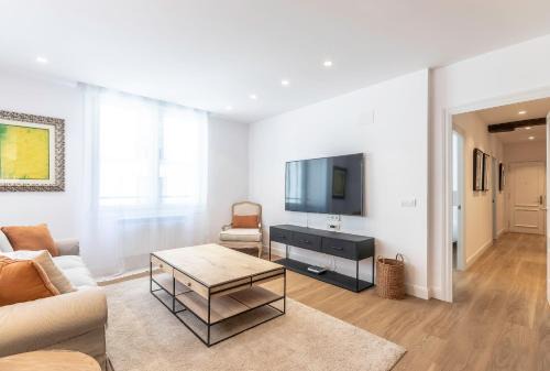 Bilbao Old Town Apartment | Explore Pintxos y Tradición in Casco Viejo - 4-Star Comfort