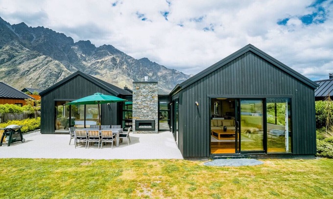 Jacks Point House | Pioneer at Jack’s Point | Amazing mountain views & close to golf course