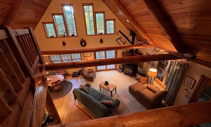 Hatfield House | Unforgettable Stay at Pioneer Lodge Log Cabin with Lake View