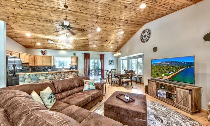 Country Club Estates Ski Chalet | Relax at Pioneer Pines: Hot Tub, Pet-Friendly & Workspace