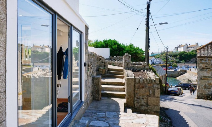 Porthleven Apartment | Unforgettable Oceanfront Retreats at Pipedream Hotel