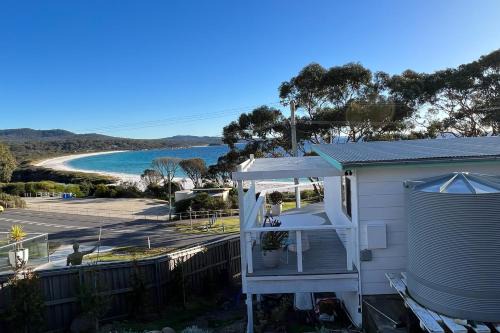 Binalong Bay House | Charming Pipi Shack: Waterfront Retreat at Binalong Bay
