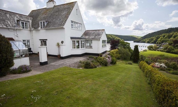Dittisham House | Pipiriki: Breathtaking Views and Beautiful Gardens Await