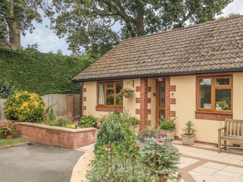 Plymtree House | Explore Pipistrelle Lodge: A Cozy 4-Star Retreat