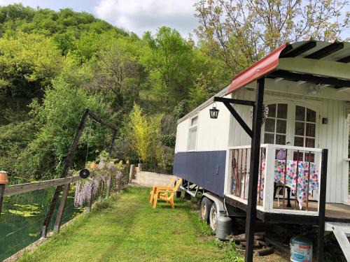 Lachapelle-Auzac House | Relaxing Pipowagen Blagour by Scenic Water Source