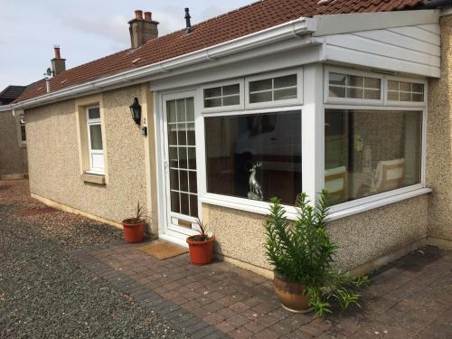 Airdrie House | Relaxing Pippin Cottage with Hot Tub in Scenic Scotland