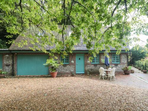 Milton Abbas House | Pips Hideaway: Family & Pet Friendly 4-Star Retreat