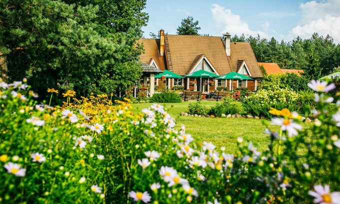 Alytus county Hotel | Discover Pirčiupio Karčema: Pet-Friendly Retreat with Hot Tub