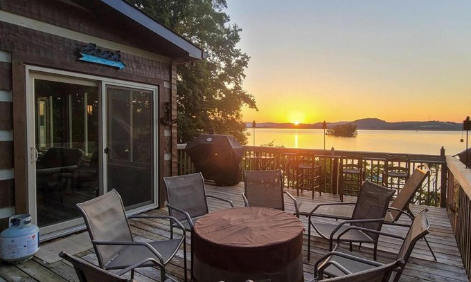 Jefferson City House | Family-Friendly Pirate Cove: Pet Welcoming Retreat