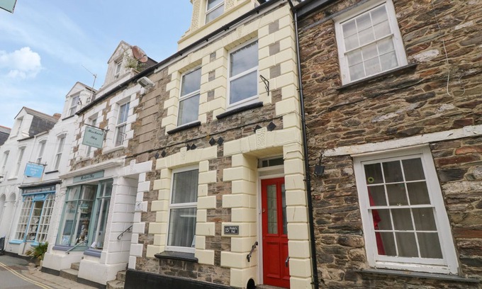 Mevagissey Cottage | Family-Friendly Pirate's Pad with Oceanfront Views