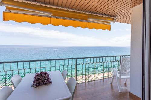 Platja d'Aro Apartment | Embaixador: Exclusive Seafront Flat with Ocean Views