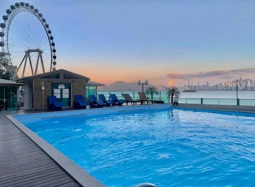 Pioneiros Apartment | Oceanfront Bliss: Poolside Relaxation in Beautiful BC