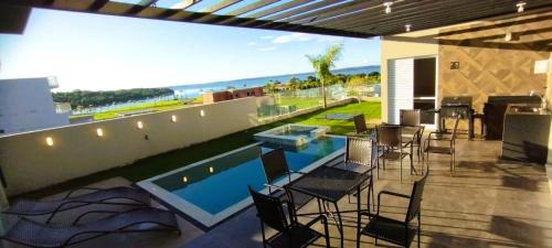 Paranapanema House | Graciosa: Poolside Paradise with Lake Views & Pet-Friendly Fun