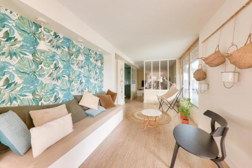 Le Tour-du-Parc House | Relaxing Indoor Pool Near Scenic Oyster Parks