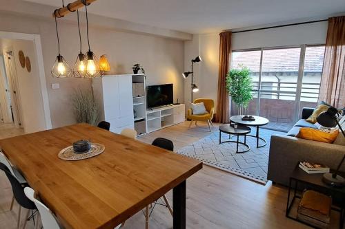 Abena Apartment | Cozy Retreat in the Pyrenees - Pet and Child Friendly
