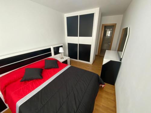 Dean Pequeno Apartment | Central Apartment with Spacious Terrace and Pet-Friendly Perks
