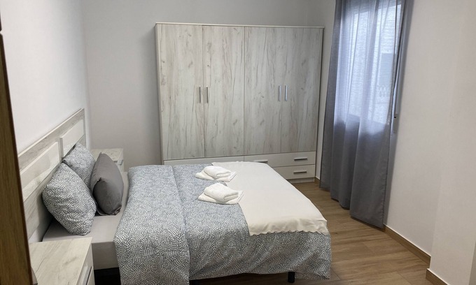 Castello de la Plana Apartment | Renovated Apartment with Spa and Breakfast Near City Center