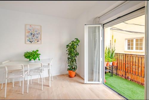 Figares Apartment | Convenient Granada Apartment with Free Parking in the Center