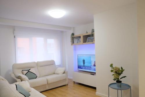 Distrito Llano Apartment | Discover Piso Electra: Family-Friendly Stays Await You