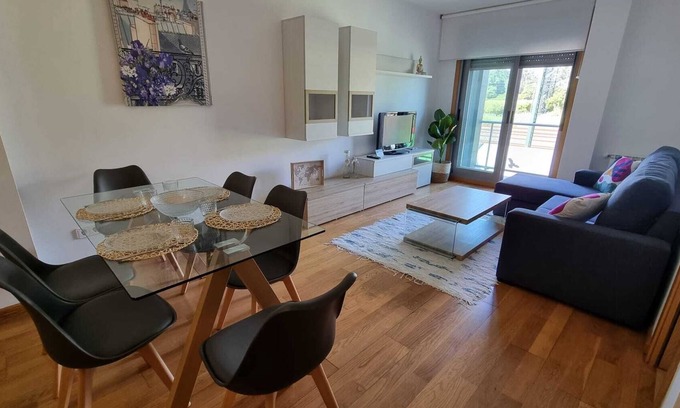 Vilagarcia de Arousa Apartment | Central Apartment for 6 in Vilagarcia with Kitchen & Breakfast