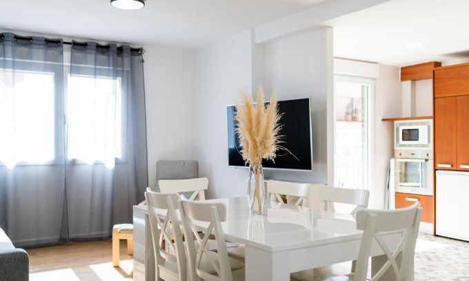 Cervantes Apartment | Elegant Stay at Piso en Palacio Quinta Alegre, 4-Star Rated