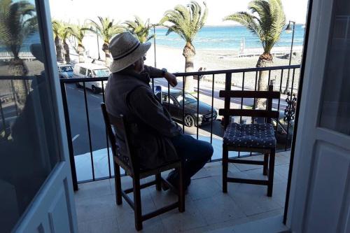 Molino del Chirrete Apartment | Beachfront Retreat with Stunning Ocean Views & Free WiFi