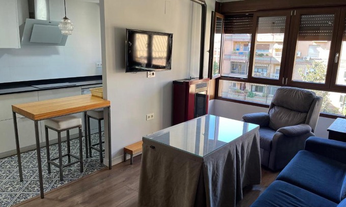 Zaidin Apartment | Central Hotel Near Convention Center with Pool & Metro Access