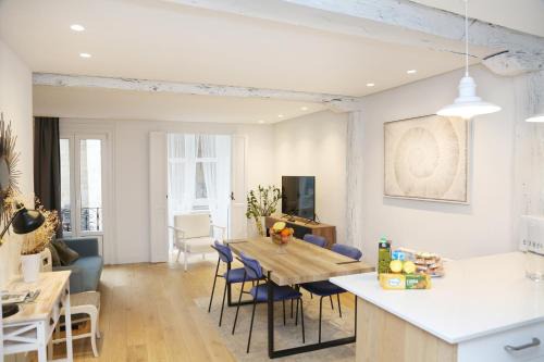 Bilbao Old Town Apartment | Elegant Piso Reformado with Cathedral Views & High Ratings