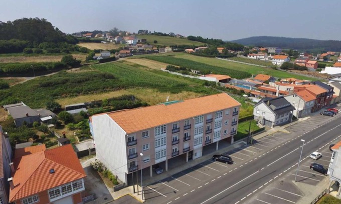 Malpica de Bergantinos Apartment | Discover Pisos Buño: Family-Friendly Getaway with Hot Tub