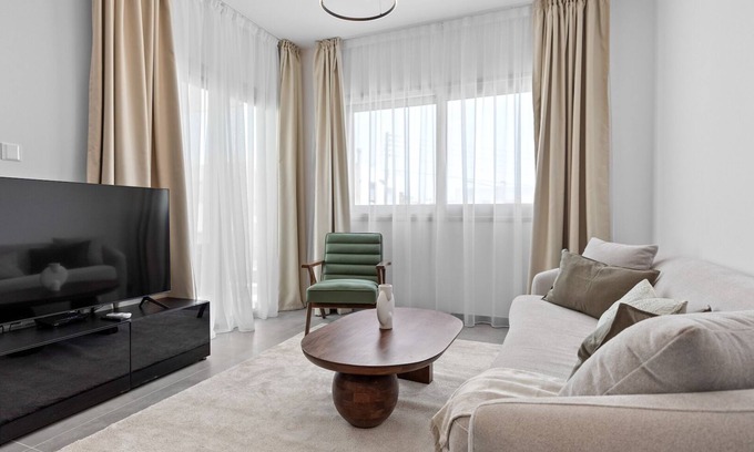 Kato Polemidia Apartment | Pissides Residence I: Family-Friendly Getaway with Kitchen