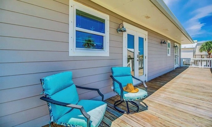 Pensacola Beach Cottage | Discover the Pissitway Getaway: Family-Friendly Retreat