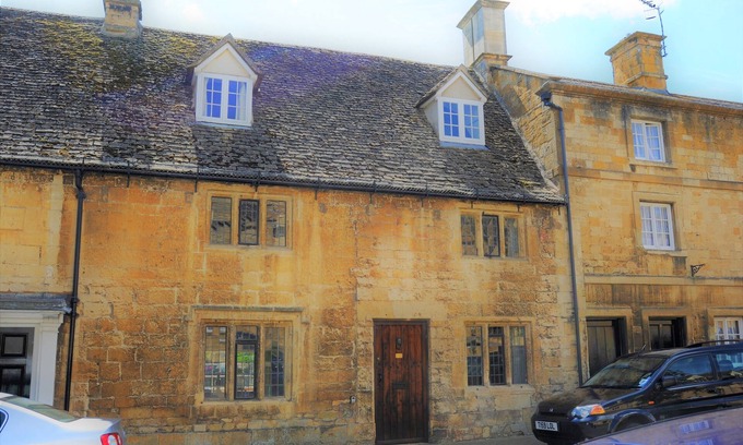 Chipping Campden House | Elegant Pitchers: Grade 11 Cotswold Home in Chipping Campden