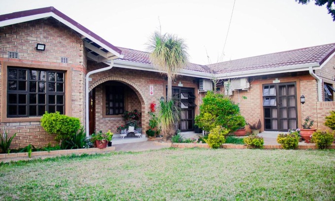 Lobatse House | Guest Rated 10/10: Pitikwe Hill Guesthouse with Pool & Breakfast