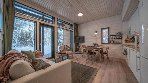 Akaslompolo Apartment | Pet-Friendly Retreat: Pitkäkuusen mökki with 9.5/10 Rating