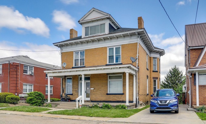 Ross Township Apartment | Convenient Pittsburgh Vacation Rental - 6 Mi to Downtown!