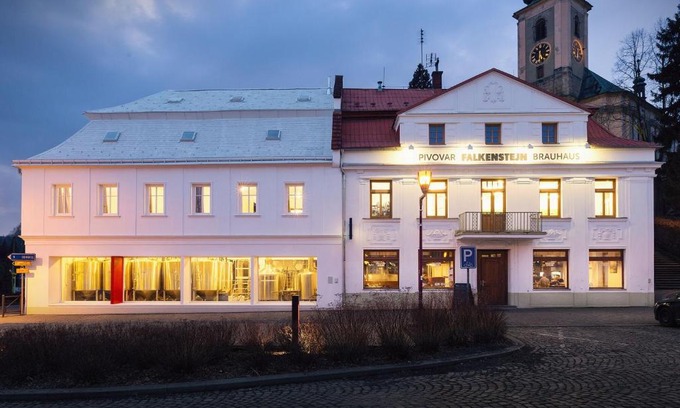 Krasna Lipa House | Pet-Friendly Pivovar Falkenštejn with Breakfast & Hot Tub