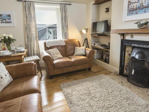 Dartmouth House | Enchanting Pixie Cottage: 4-Star Retreat for Families