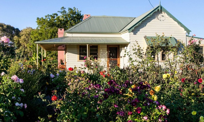 Central Mudgee Cottage | Group-Friendly Retreat with Pizza Oven and Fire Pit