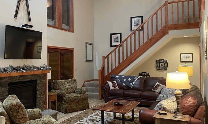 Clymer Condo | Modern Canterbury Woods Retreat with Golf Course Views