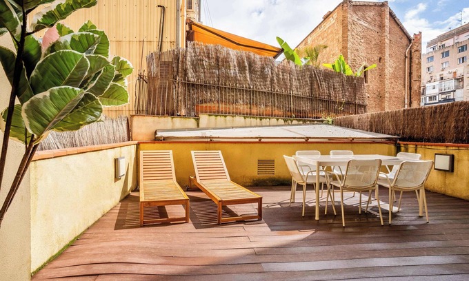 Esquerra de l'Eixample Apartment | Enjoy a Relaxing Stay at Pl Universitat with Private Patio