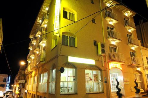 Sant Carles de la Rapita Hotel | Charming Plaça Vella: Family-Friendly with Delicious Dining